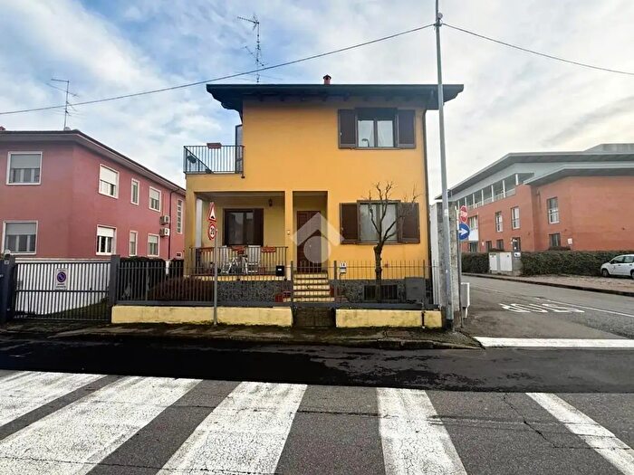Casa quadrilocale in vendita in Via Po, Trecate