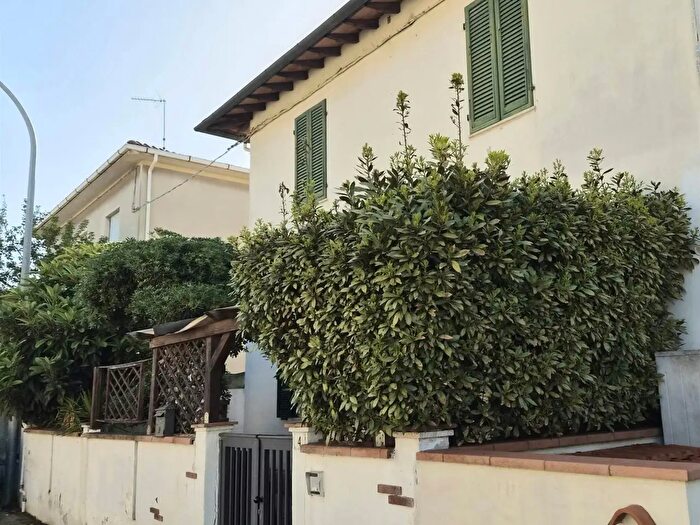 Appartamento quadrilocale in vendita in Via Novara, Cecina