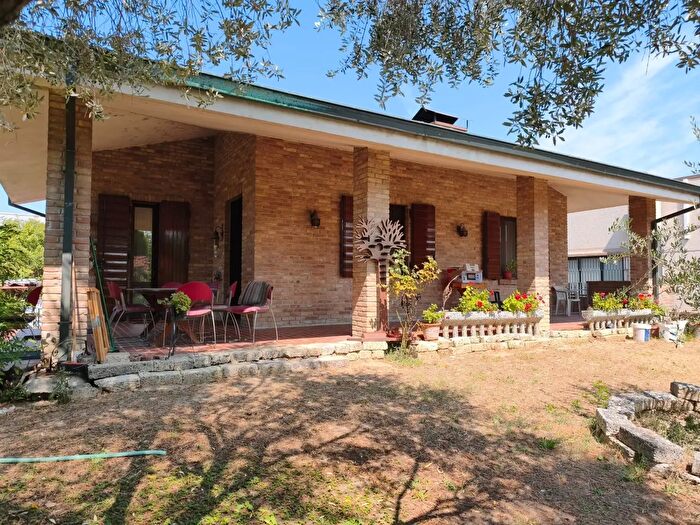 Casa con 8 locali in vendita in Via Novella, Concordia Sulla Secchia