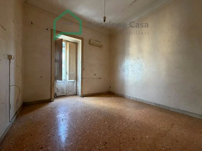 Appartamento trilocale in affitto in Via Milano, Napoli