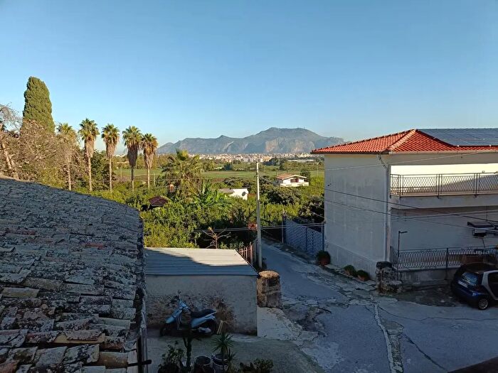 Casa con 8 locali in vendita in Via Luparello, Palermo