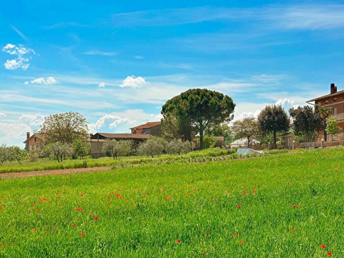 Casa con 6 locali in vendita in Via Santa Lucia, Bettona