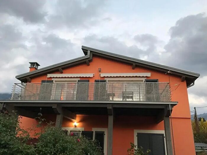 Casa con 12 locali in vendita in Massa