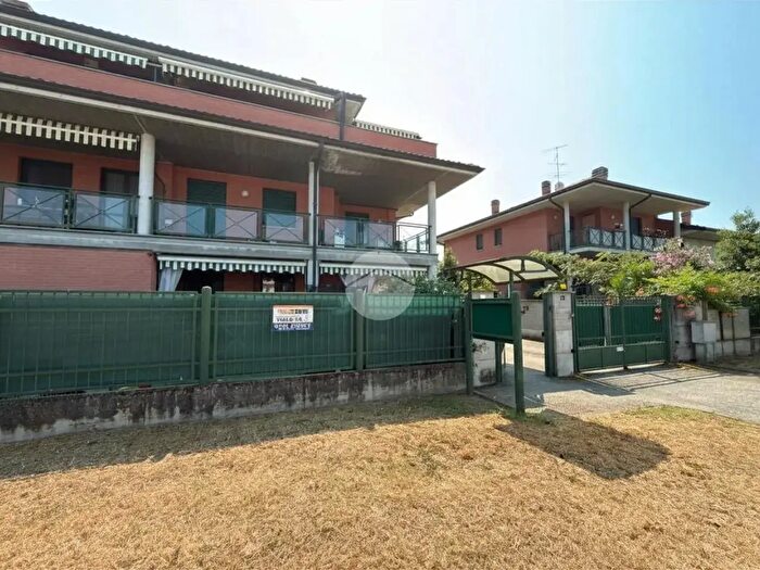 Appartamento trilocale in vendita in Via Confienza, Borgo Vercelli
