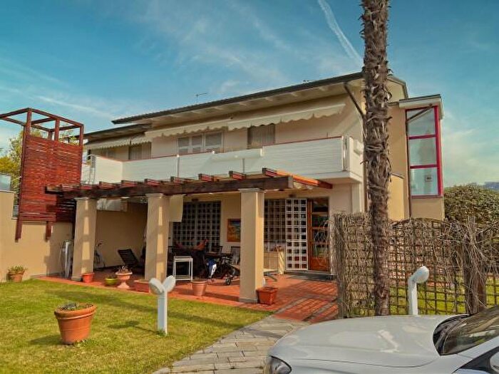 Casa con 6 locali in affitto in Massa