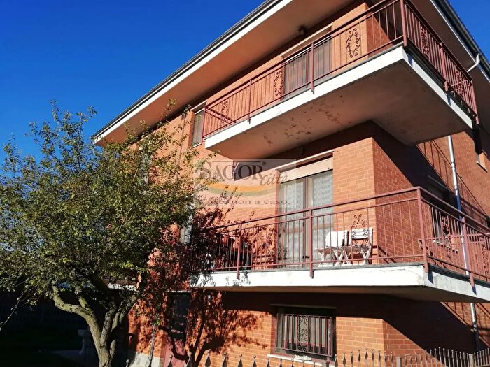 Casa con 8 locali in vendita in Via Cavour, Virle Piemonte