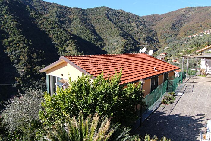 Casa con 6 locali in vendita in Avegno