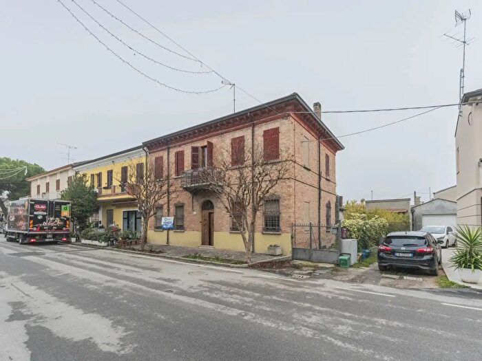 Casa con 9 locali in vendita in Via Castiglione, Cervia