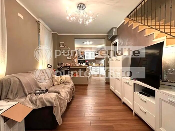 Casa quadrilocale in vendita in Elle Pierone, Lucca