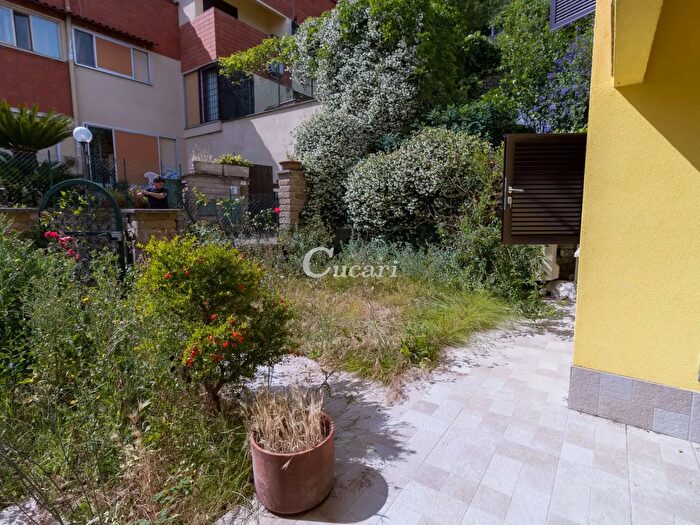 Casa con 5 locali in affitto in Viale dei Cronisti, Monte Porzio Catone