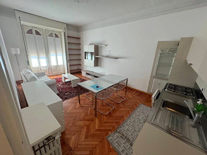 Appartamento trilocale in affitto in Via Mario Giuriati, Plebisciti Susa, Milano