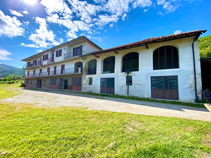 Casa con 11 locali in vendita in Frazione Robertiero, Gorzegno