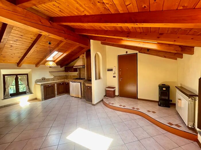 Casa trilocale in vendita in Via Santa Maria, Carvico