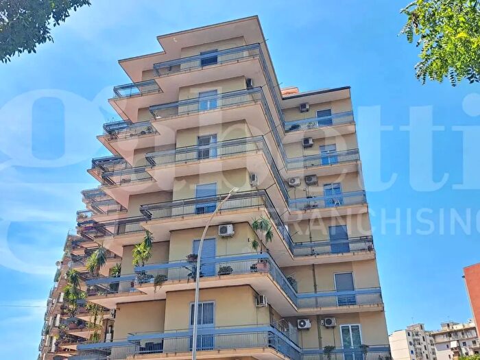 Appartamento con 7 locali in vendita in Via Lavaggi, Catania