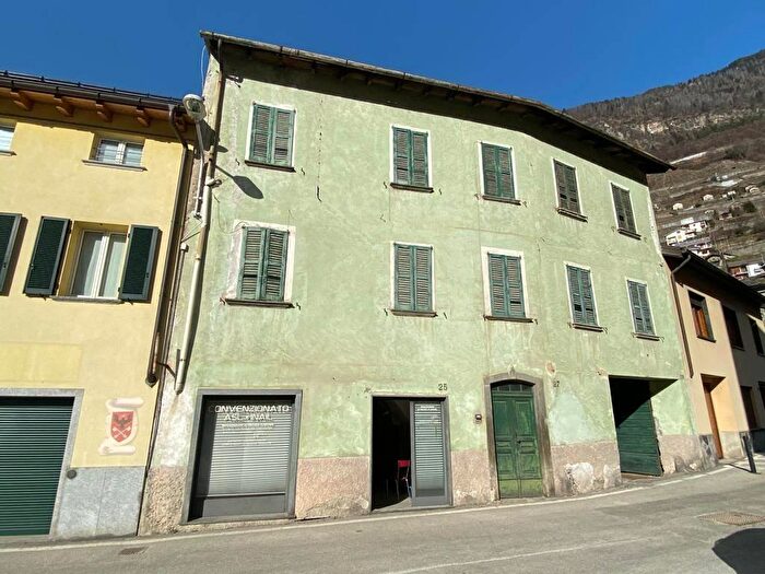 Casa con 10 locali in vendita in Via della Cereria, Chiavenna