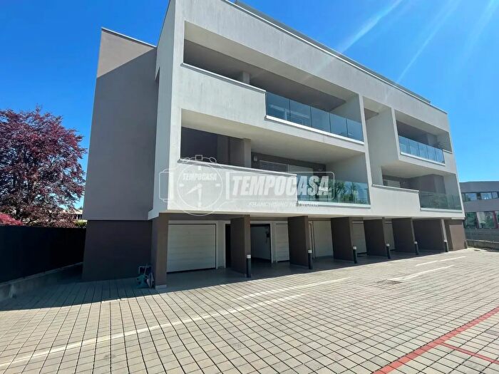 Appartamento trilocale in vendita in Via Giovanni Segantini, Olgiate Comasco