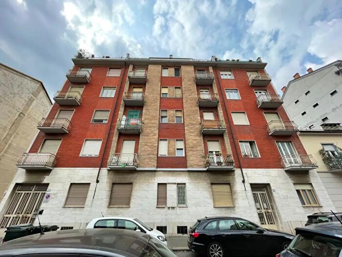 Appartamento trilocale in vendita in Via Crevacuore, Torino