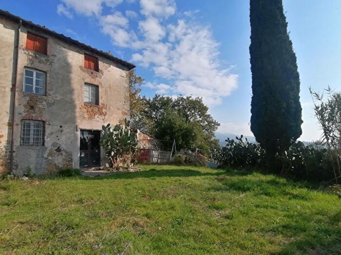 Casa con 9 locali in vendita in Lucca