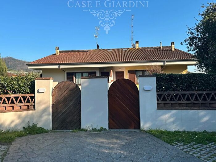 Casa con 7 locali in vendita in Massarosa