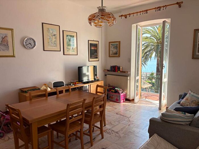 Appartamento quadrilocale in affitto in Vico Cosmelli, Centro, Finale Ligure