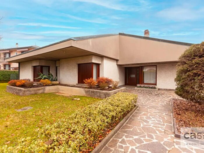 Casa con 5 locali in vendita in Via Renato Simoni, Varese