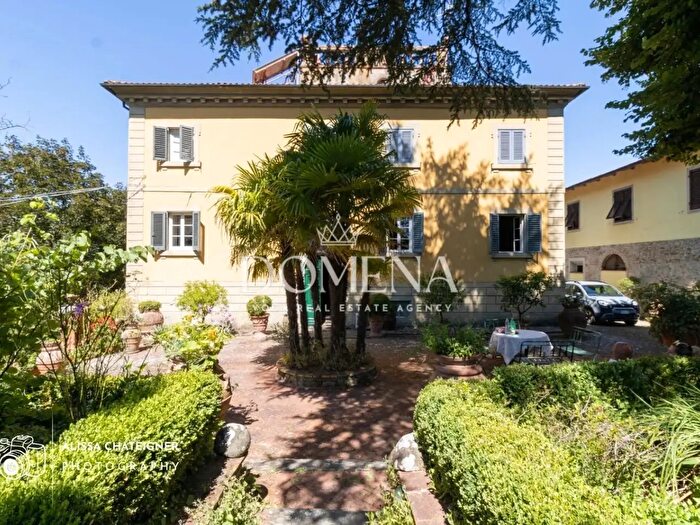Casa con 15 locali in vendita in Bucine