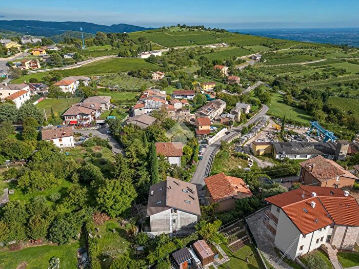 Casa con 12 locali in vendita in Via Belvedere, Fumane