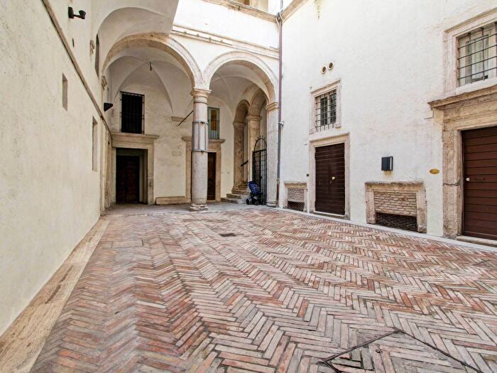 Appartamento trilocale in affitto in Via del Portico dOttavia, Ghetto Portico dOttavia, Roma