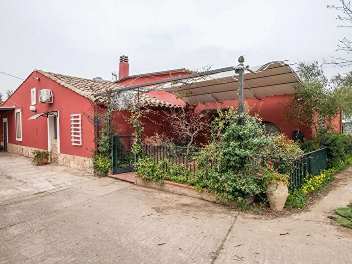 Casa con 9 locali in vendita in Via Commenda, Caltagirone