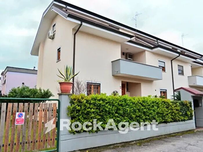 Casa con 6 locali in vendita in Via Ombrone, Latina