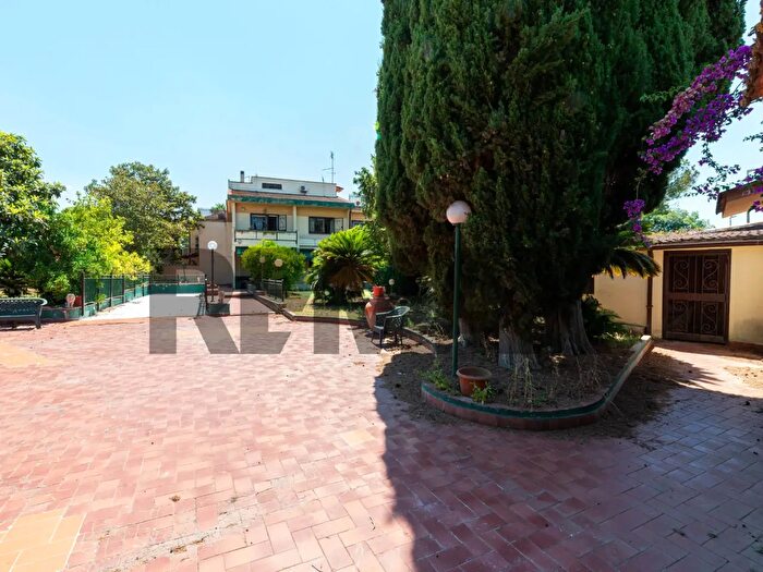 Casa con 9 locali in vendita in Via Folgaria, Roma