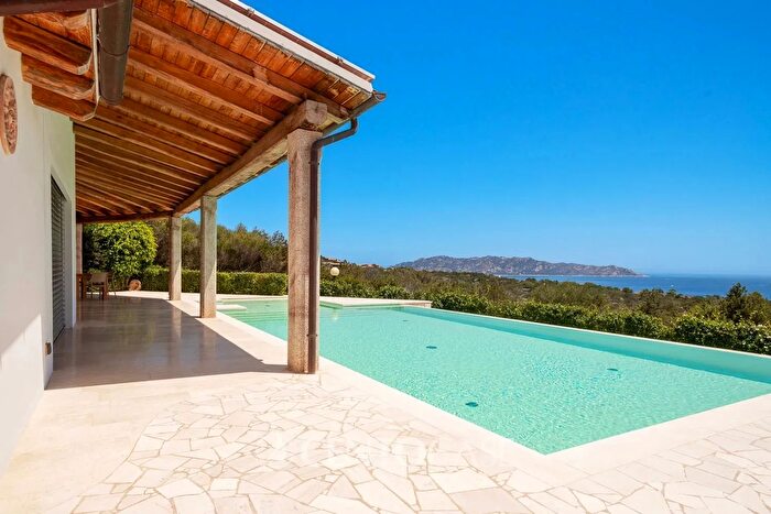 Casa con 8 locali in vendita in San Teodoro