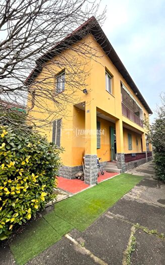 Casa con 8 locali in vendita in Alba