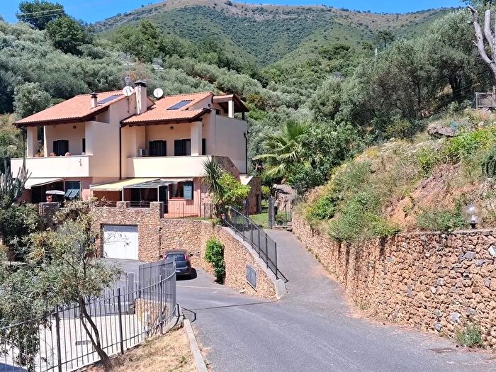 Casa con 5 locali in vendita in Via Raboa, Cisano Sul Neva