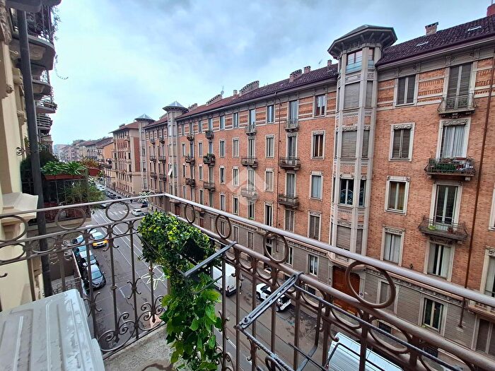 Appartamento trilocale in affitto in Via Cibrario, Torino