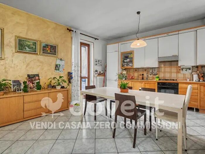 Appartamento quadrilocale in vendita in Via Francesco Baracca, Carugo