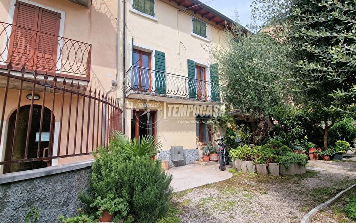 Casa quadrilocale in vendita in Via Borgo Cavour, Bardolino