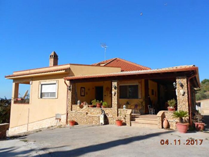 Casa con 6 locali in vendita in Strada Statale Variante di Canicattì, Canicatti