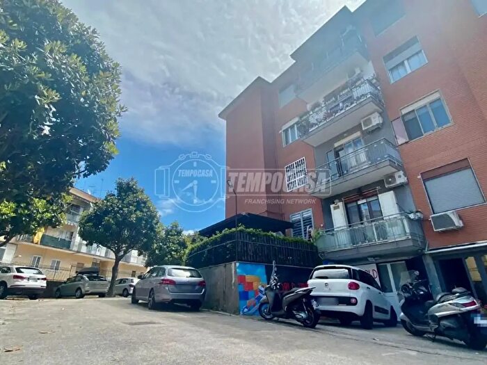 Appartamento trilocale in affitto in Via Campegna, Napoli