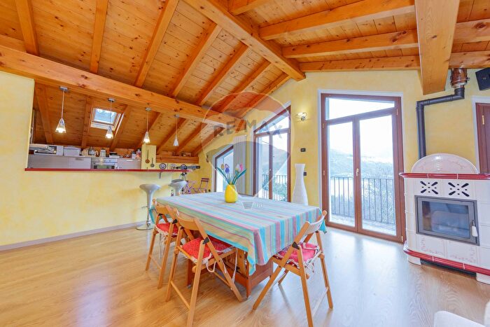 Appartamento con 8 locali in vendita in Cremia