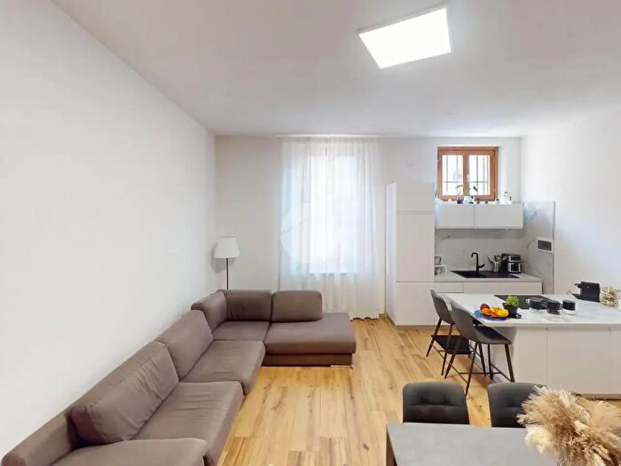 Casa quadrilocale in vendita in Via Giuseppe Giacosa, Seregno