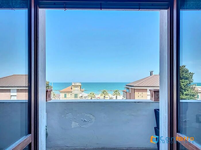 Appartamento con 6 locali in vendita in Viale Stazione, Cupra Marittima