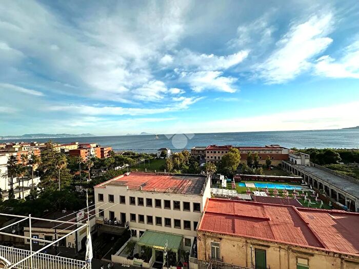 Appartamento con 5 locali in vendita in Corso Giuseppe Garibaldi, Portici