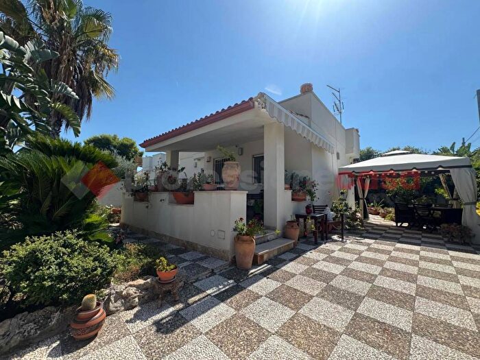 Casa quadrilocale in vendita in VIA CATONE, Leporano Marina, Leporano