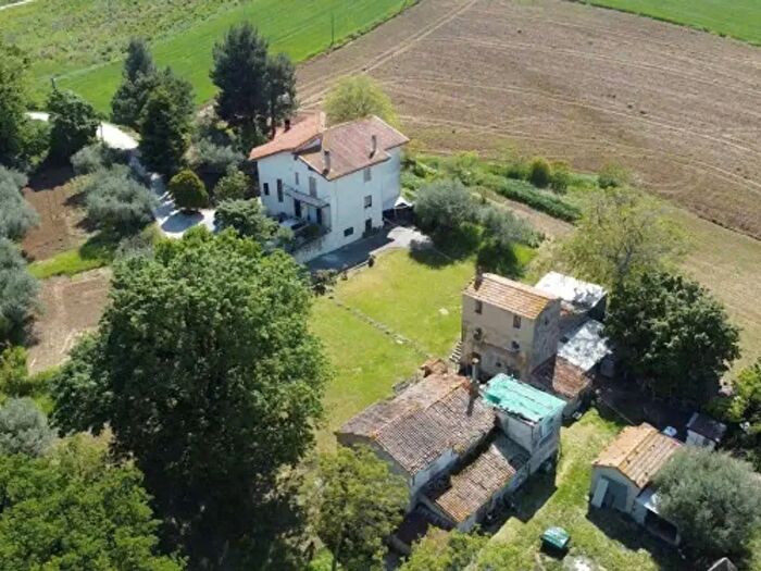 Casa con 6 locali in vendita in Arcevia