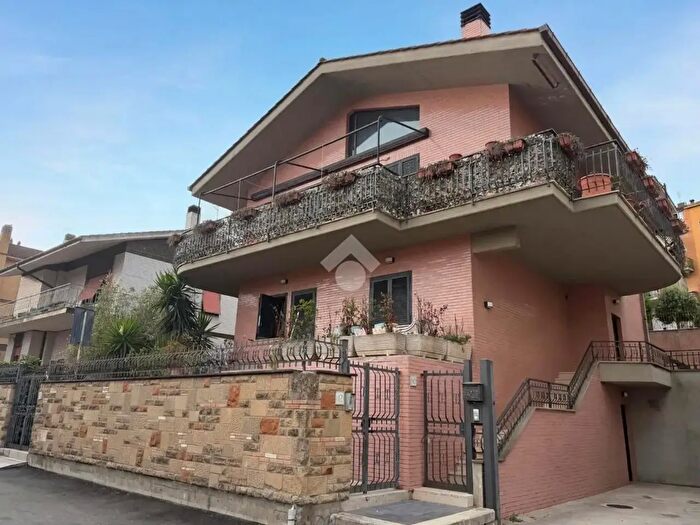 Appartamento quadrilocale in vendita in Via Mercato Saraceno, Roma