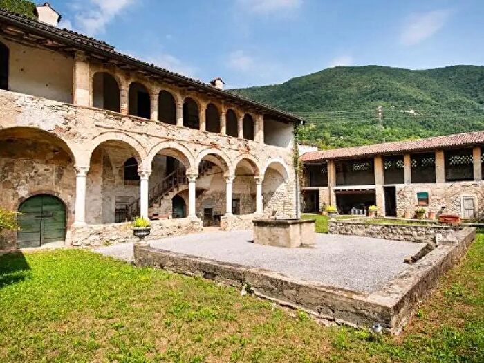 Casa con 10 locali in vendita in Borgo Di Terzo