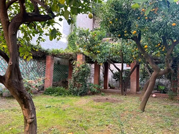 Appartamento quadrilocale in vendita in Via Atri, Napoli