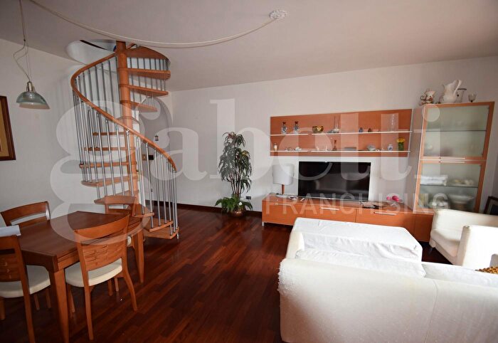 Appartamento con 6 locali in vendita in Via Andrea Costa, Pianoro