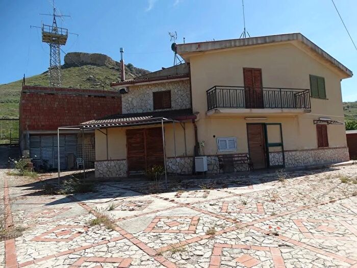 Casa con 8 locali in vendita in Cda Manca Sabucina, Caltanissetta